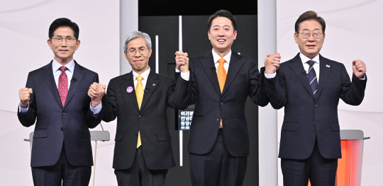 김문수(왼쪽부터) 국민의힘·권영국 민주노동당·이준석 개혁신당·이재명 더불어민주당 대선후보가 18일 서울 마포구 상암동 SBS 프리즘센터 스튜디오에서 열린 제21대 대선 1차 후보자 토론회 시작에 앞서 기념촬영을 하고 있다. [국회사진기자단=연합뉴스]